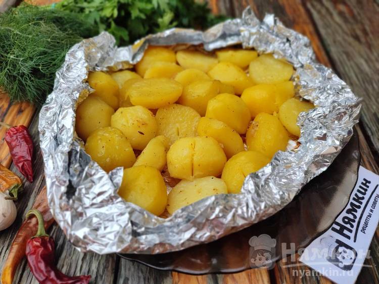 Картофель с чесноком в фольге в духовке