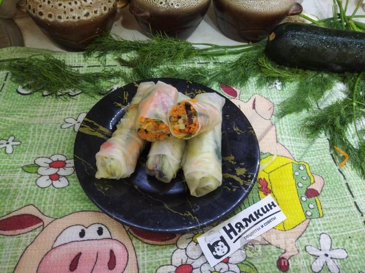 Спринг-роллы с жареными баклажанами, помидорами и корейской морковью