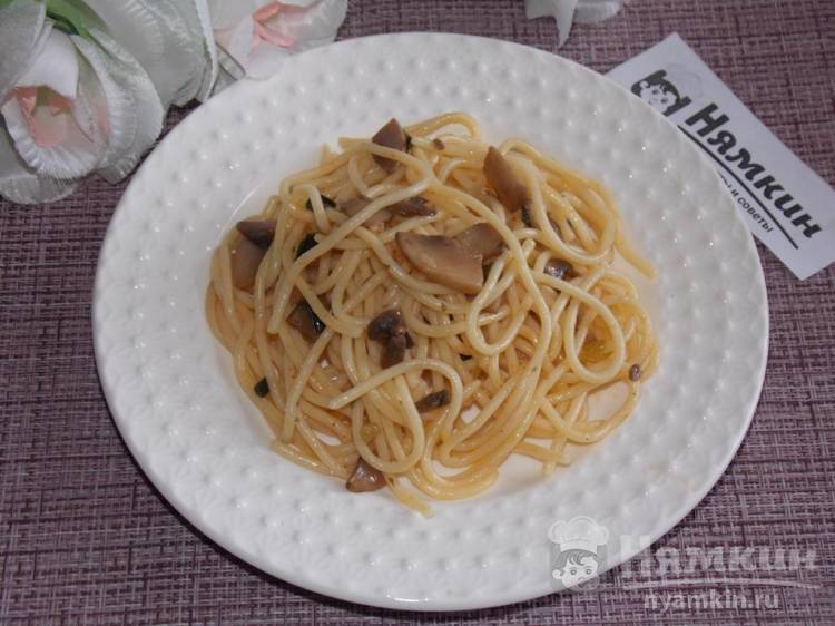 Спагетти с шампиньонами и зеленым луком к постному столу
