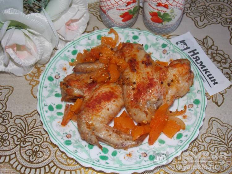 Куриные крылья с тыквой и луком в духовке