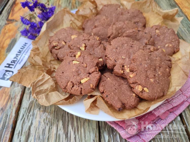 Песочное шоколадное печенье с грецкими орехами в духовке