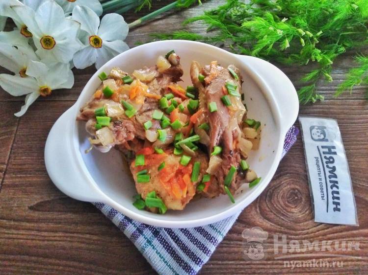 Как приготовить Тушеные бедра курицы с овощами на сковороде рецепт пошагово