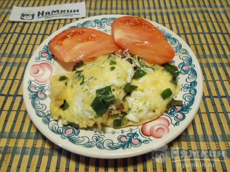 Яичница на завтрак с салом и сыром