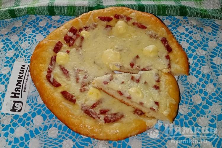 Домашняя пицца на варенце с колбасой и сыром в духовке