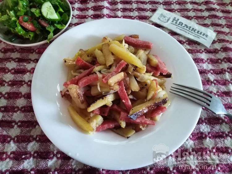 Жареная картошка на сковороде с луком и колбасой