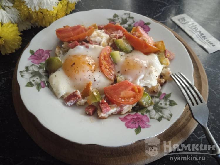 Яичница с помидорами и колбасой. Пошаговый рецепт с фото