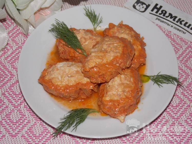 Куриные котлеты с капустой под томатным соусом в духовке