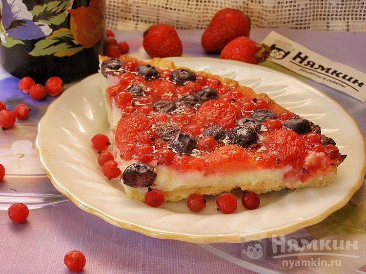 Тирольский пирог с заварным кремом и ягодами