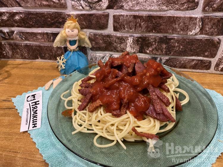 Спагетти с готовым соусом болоньезе и жареной сырокопченой колбасой