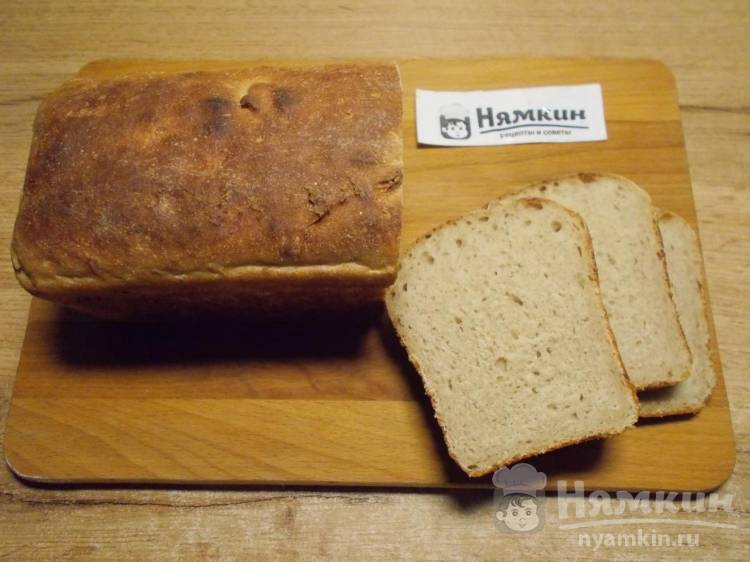 Домашний серый хлеб на закваске в форме в духовке