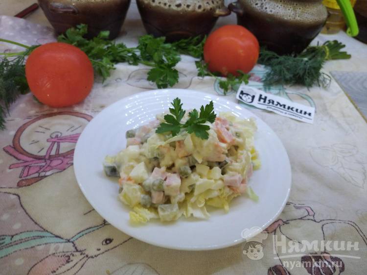 Салат из пекинской капусты, горошка и соленых огурцов