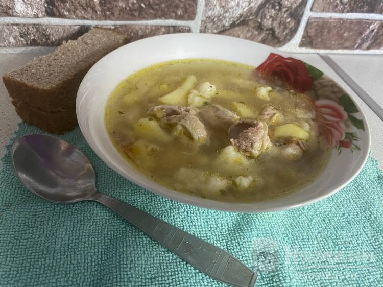 Суп с галушками на бульоне из свиных рёбрышек с овощной зажаркой