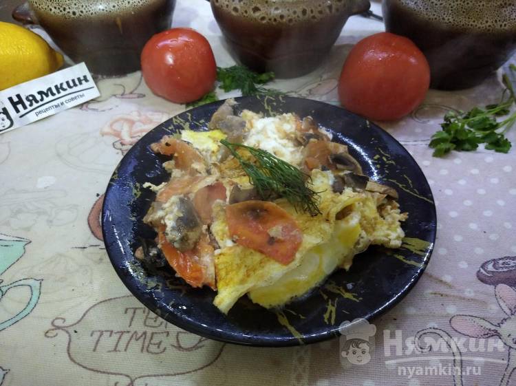 Вкусная яичница с помидорами и грибами на сковороде