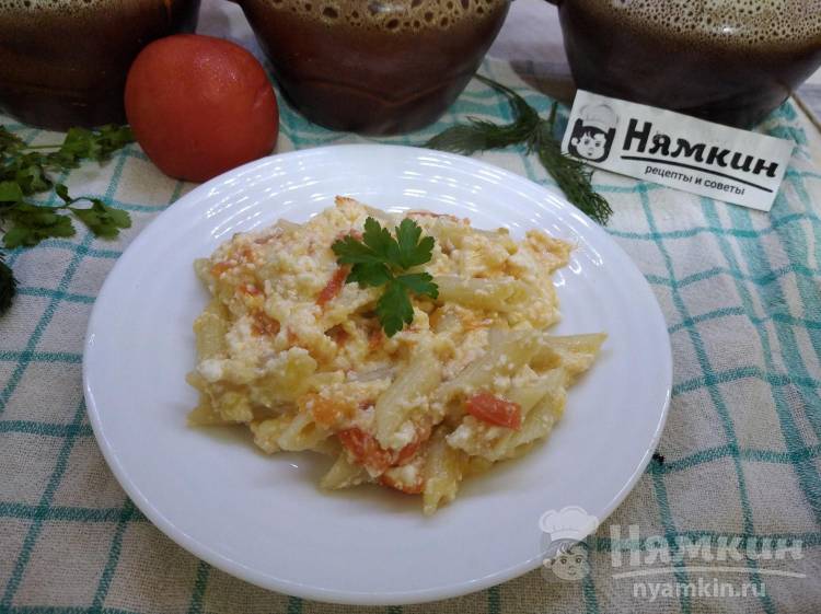 Макароны с сыром, творогом и помидорами на сковороде