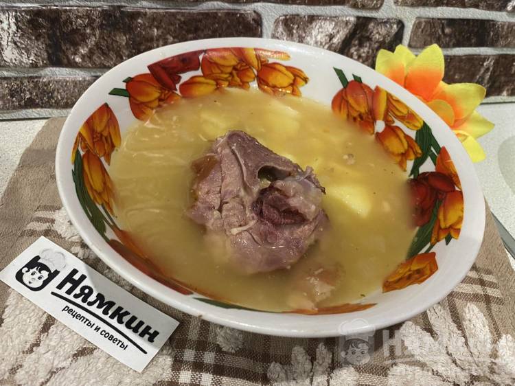 Гороховый суп с копчёностями, картофелем и репчатым луком