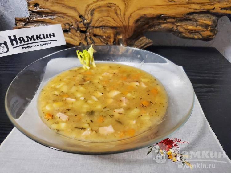 Сытный гороховый суп с копчёной индейкой и овощами