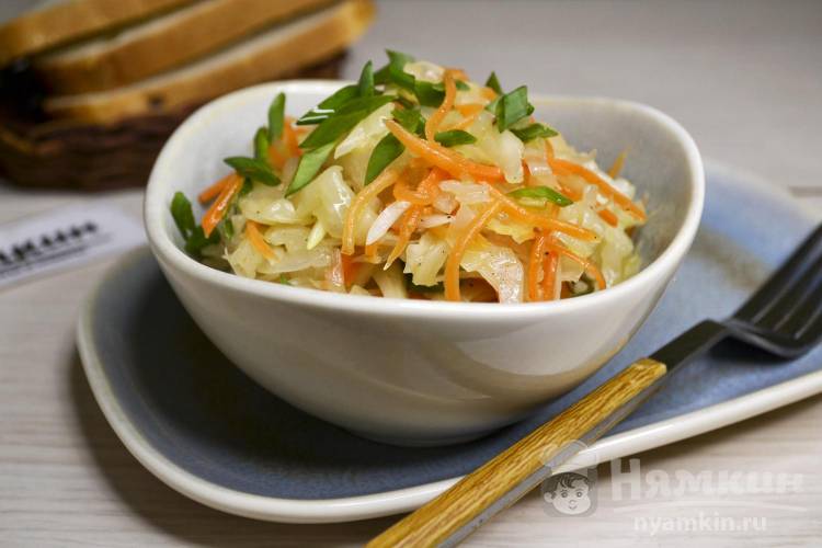Салат из корейской моркови, квашеной капусты и лука
