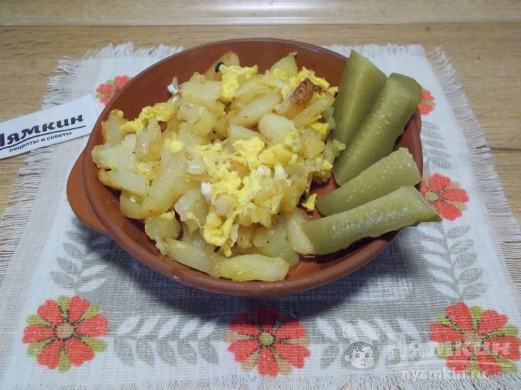 Жареная картошка с луком и яйцами на свином сале по-деревенски