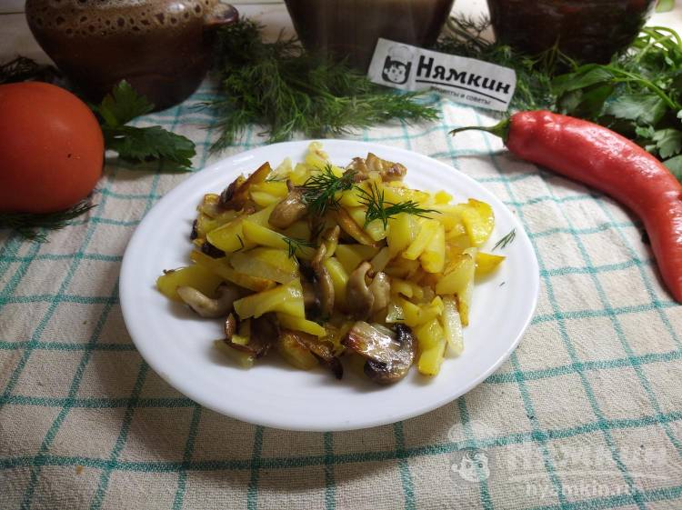 Жареная картошка на сковороде с шампиньонами и вешенками