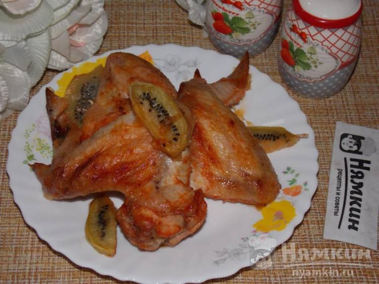 Пикантные куриные крылья с киви в духовке