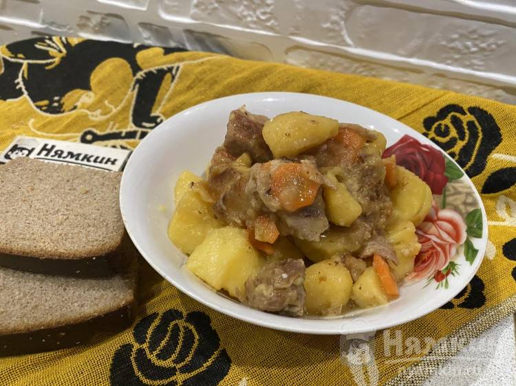 Тушеная картошка с мясом и овощами на сковороде