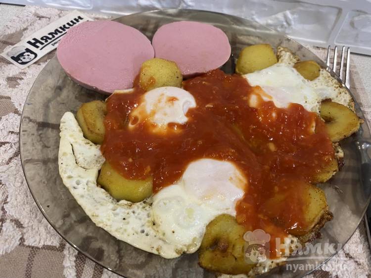 Яичница-глазунья с вареным картофелем, колбасой и томатным соусом на завтрак