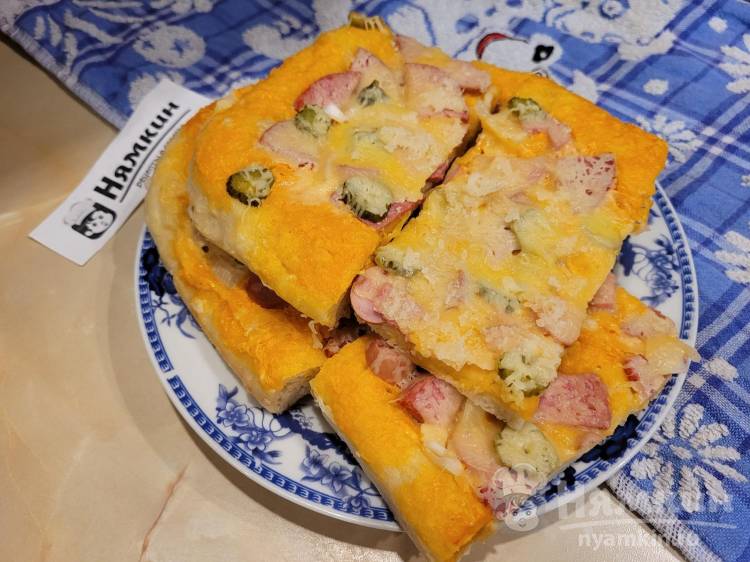 Домашняя пицца на дрожжевом тесте Ассорти с колбасой, оливками и сыром