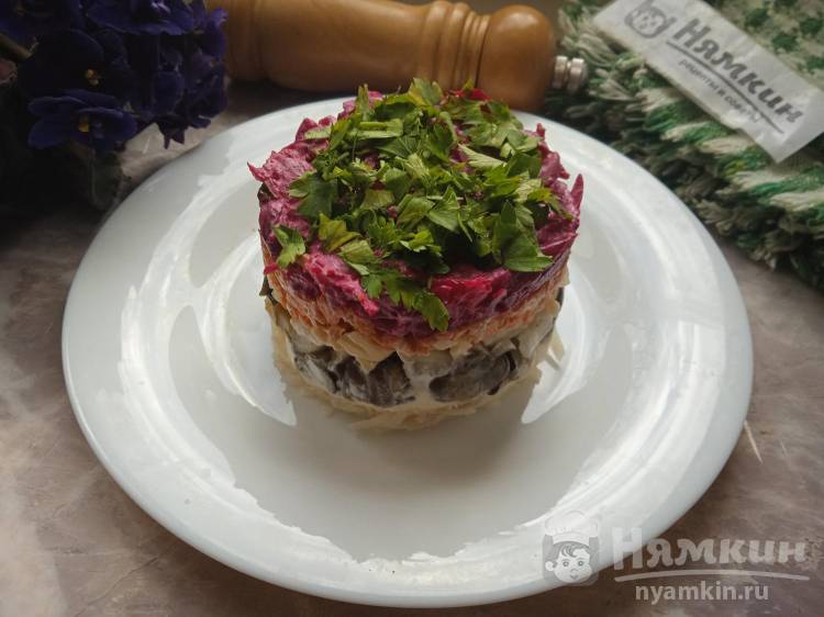 Праздничный слоёный салат с грибами, сыром и овощами