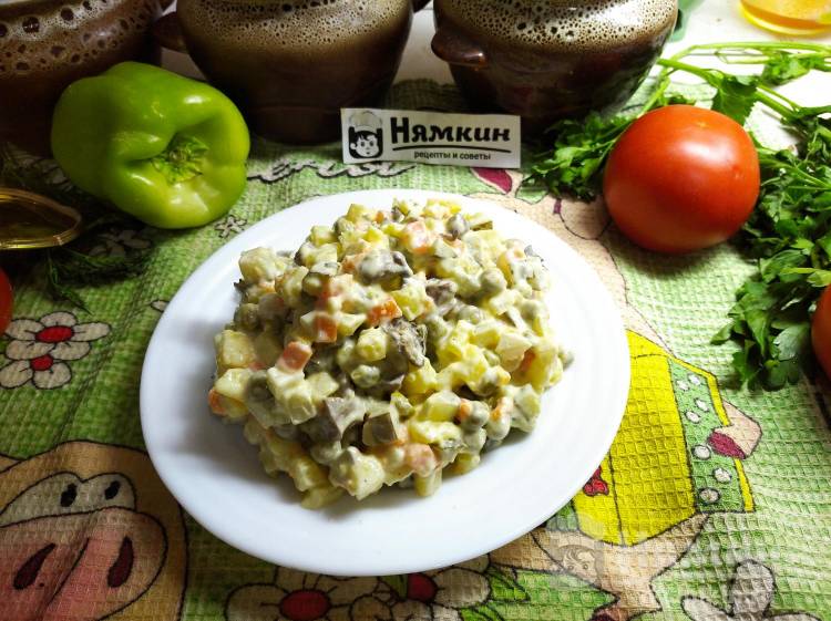 Постный салат Оливье с грибами, зеленым горошком и огурцами