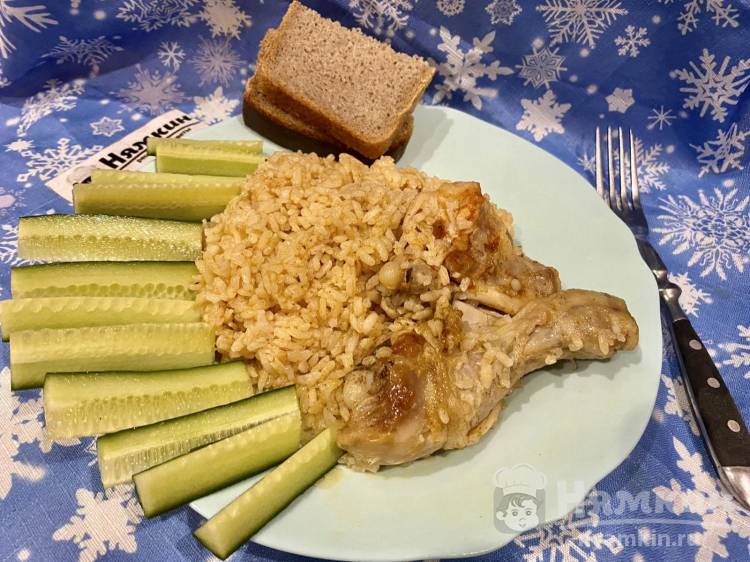 Курица с рисом и чесноком на сковороде