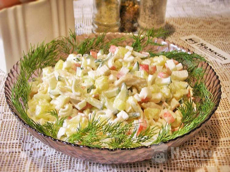 Салат с консервированными кальмарами, крабовыми палочками и свежими огурцами