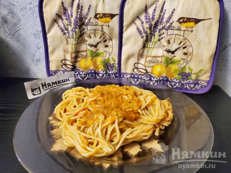 Спагетти с соусом из замороженного болгарского перца на сковороде