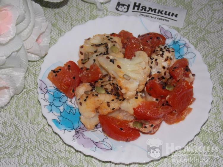 Цветная капуста с помидорами под фольгой в духовке