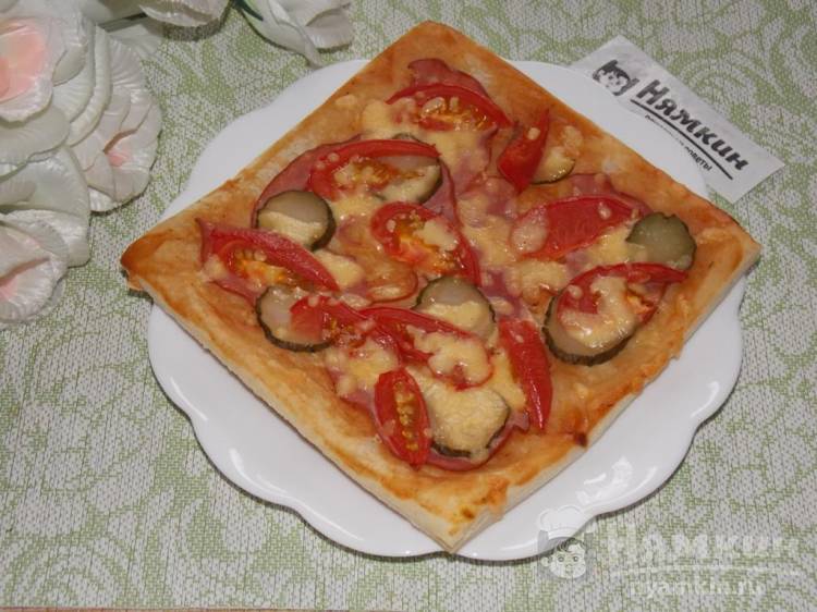 Пикантная пицца с сыром, помидорами и маринованным огурцом на слоеном тесте