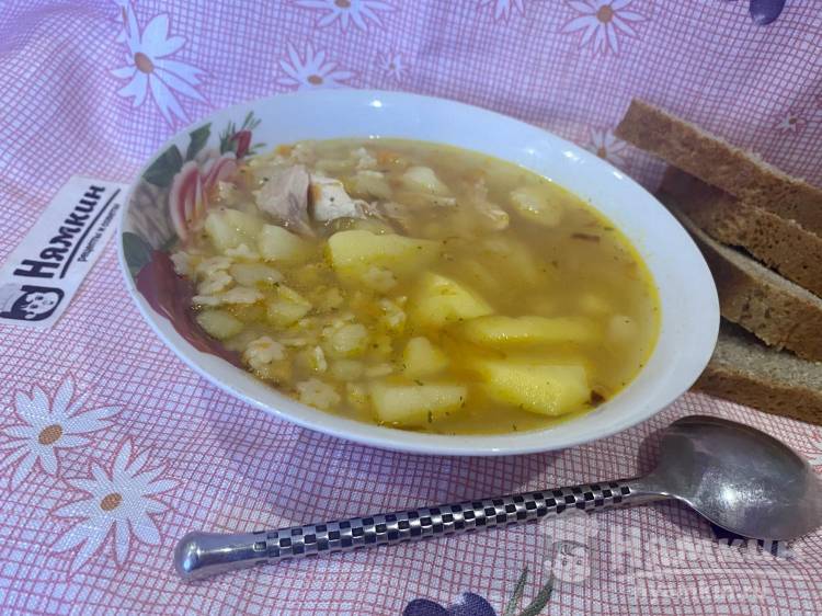 Куриный суп с макаронами-звездочками, луком и морковью