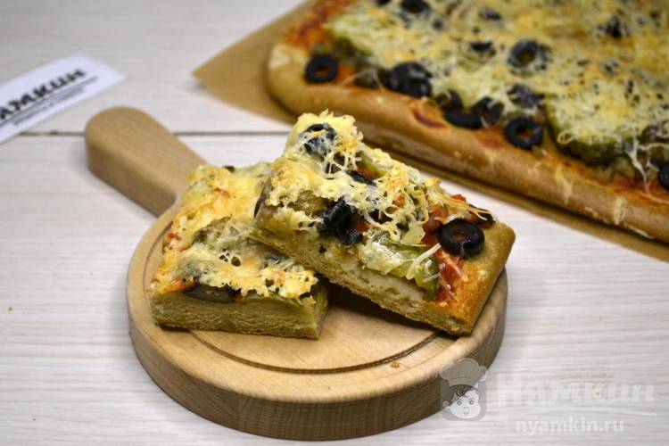 Пицца на бездрожжевом тесте с грибами, маслинами и сыром в духовке