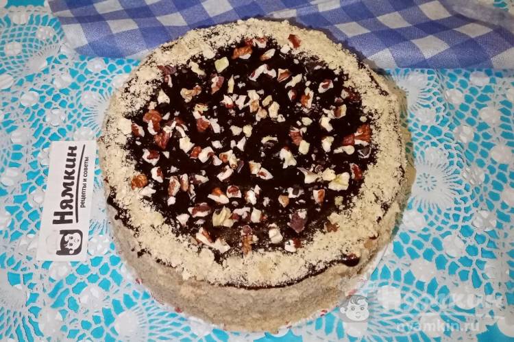 Домашний торт Медовик со сливочным кремом, шоколадной глазурью и орехами