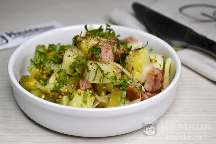 Теплый немецкий салат из картофеля, колбасы и маринованных огурцов с луком