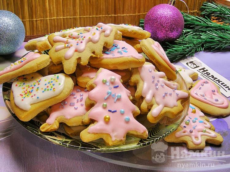 Рождественское имбирное печенье с корицей, медом и белковой глазурью