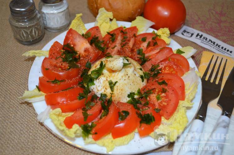 Салат с помидорами, пекинской капустой и сыром буратта по-итальянски