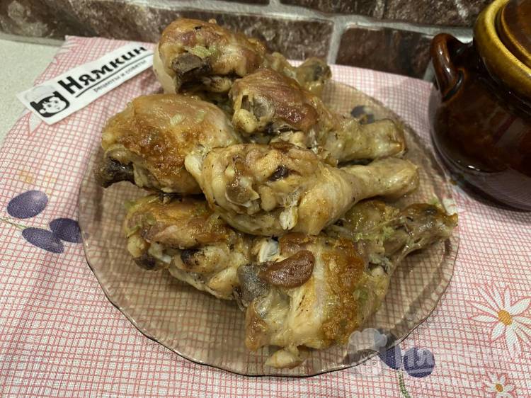 Жареные куриные голени с чесноком на сковороде