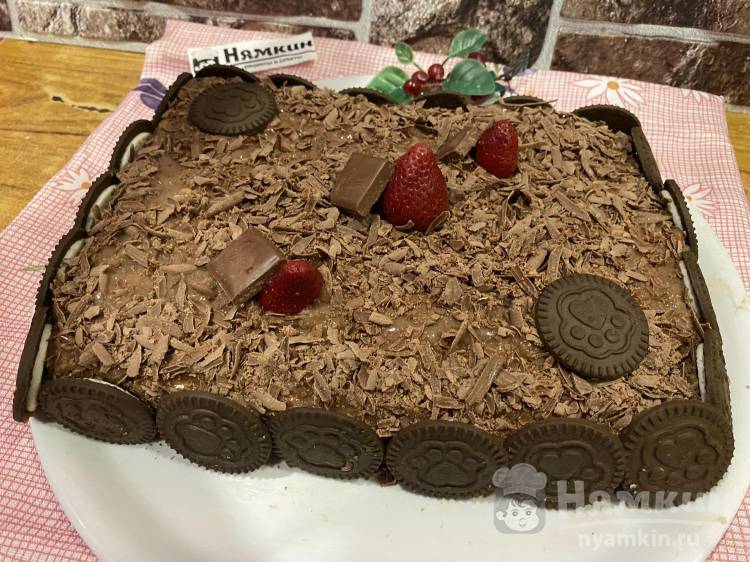 Домашний бисквитный торт с шоколадным кремом и клубникой