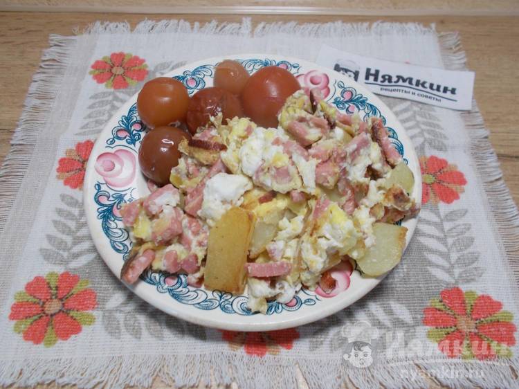 Жареная картошка с колбасой и яйцами на сытный завтрак