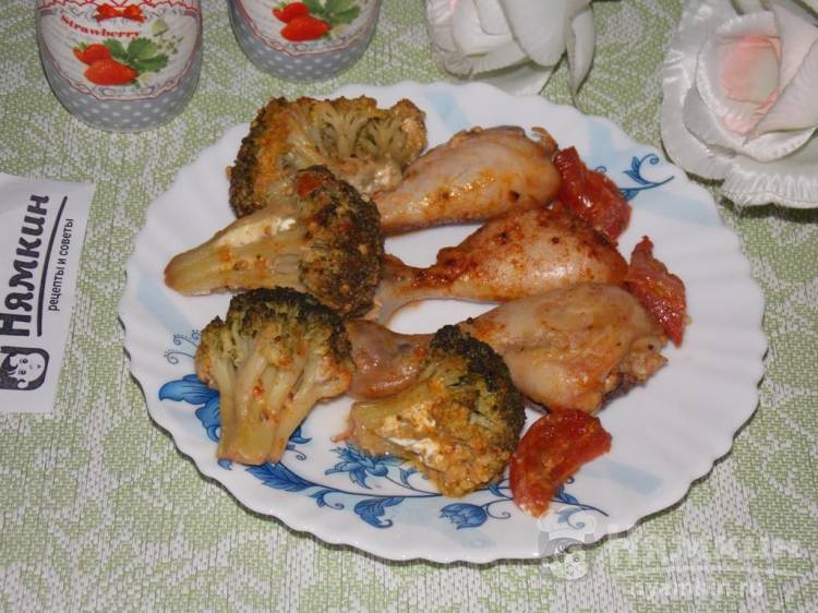 Куриные голени с брокколи и паприкой в духовке