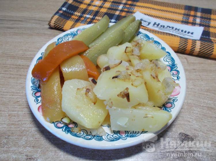 Вареная картошка с жареным на свином сале луком