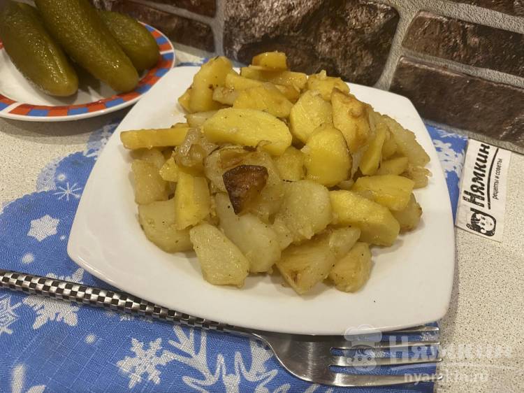 Жареная картошка на сковороде с чесноком и приправой