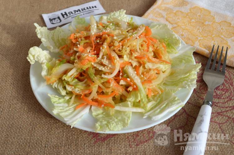 Нежный салат из редьки, моркови, лука и пекинской капусты
