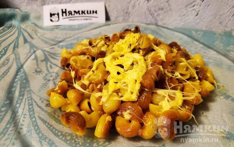 Жареные макароны с сыром и куркумой на сковороде