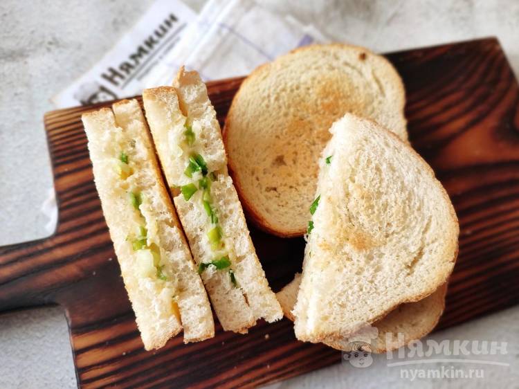 Сэндвичи с сыром и зелёным луком на сковороде
