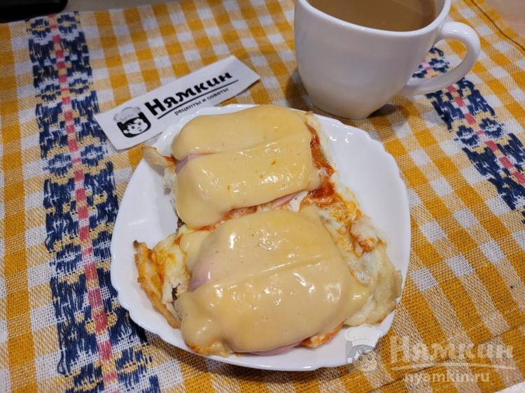 Горячий бутерброд с сыром, колбасой и яйцом на сковороде